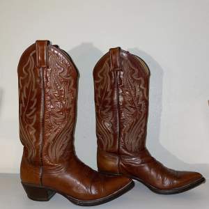 Real leather hand made cowboy boots made in USA these boots  will last you a whole life time since they are handmade by leadersmith from South America.  Price is negotiable 
