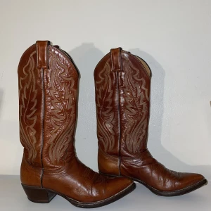 Authentic vaqueros boots - Real leather hand made cowboy boots made in USA these boots  will last you a whole life time since they are handmade by leadersmith from South America.  Price is negotiable 