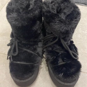 Hm skor 200kr - Storlek 38, använt några få gånger så i nyskick, fråga för fler bilder