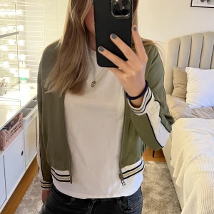 Zadig jacka - Säljer min jättesnygga och sköna jacka!! Perfekt till våren och säljer för att den tyvärr är för liten😢Barnstorlek 14-15, men passar xs/s🥰 Den går att ha på två olika sätt antingen den gröna sidan eller den blommiga sidan😍🌸