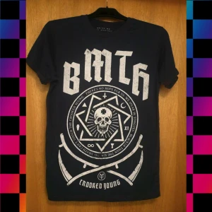 Bring Me The Horizon tshirt - tröjan är lila egentligen, bara svårt att se i bilderna.... det är officiell merch :)