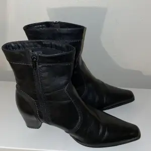 Pointy boots in black real leather. Very in right now the pointy boots. 