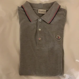 Kortärmad moncler piké - MAGLIA POLO MANICA CORTA SHORT SLEEVED POLO SHIRT GREY