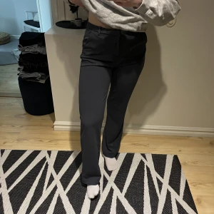 Kostymbyxor grå - Säljer mina gråa kostymbyxor i stl L/34 för dom är för stora💕 Aldrig använda och köpta på veromoda 💖 120kr + frakt, kan gå billigare 