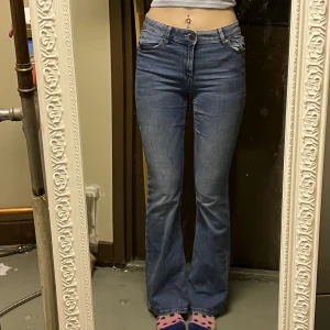 Bootcut jeans - JÄTTESNYGGA bootcut jeans som  inprincip är oanvända. Säljer dem då det inte längre är min stil. Identitietskris? Ja.  Dem är i perfekt mjukt material å stretchiga. Inga skav/fläckar eller märken. Först till kvarn!!!