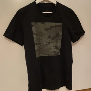 T-shirt adidas  - Som ny