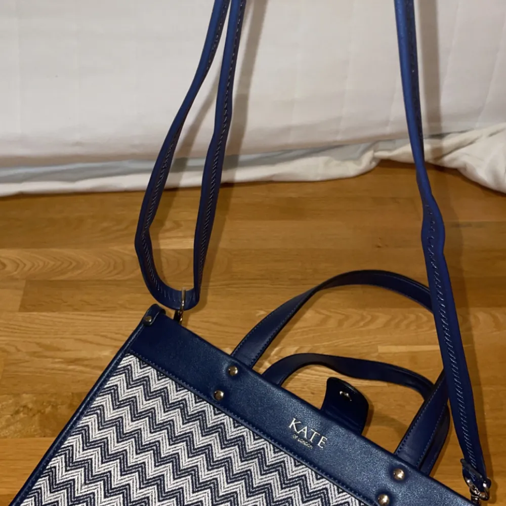 Jättefin och nästintill nyanvänd blå väska med coolt mönster. Finns ett band också ifall man vill ha den över axeln. Den rymmer mycket. Väskor.