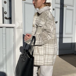 NA-KD Jacka - Superfin jacka/ kappa från nakd, knappt använd, det syns åtminstone inte. Nypris 900kr, så passa på! Säljer för att jag har andra kappor jag använder mer så denna kommer inte till användning tyvärr❤️ Skriv om ni vill ha den, priset går att diskutera❤️❤️