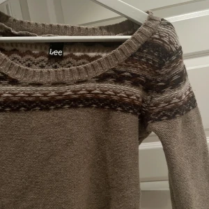 Tröja - Säljer denna fina tröja från Lee i stl. 6 motsvarar ca XS skulle jag säga! 