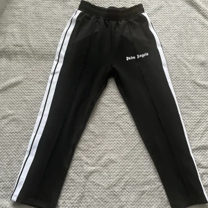 Palm Angels  - Säljer mina palm angels byxor (kopior) med storlek L, använda en gång men lite för små för mig. 10/10 kvalite. 