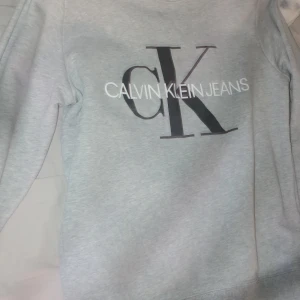Grå calvin klein huvtröja  - Säljer nu min calvin klein huvtröja! Säljer den då den inte kommer till användning som jag trodde använt den ca 2-3 ggr! Den är i bra skick inget fel på den! Skriv för frågor eller fler bilder! Pris kan diskuteras 💕💕
