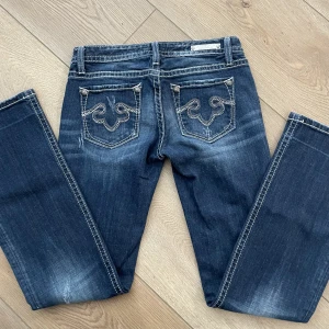 Low waist jeans - Köpta second hand i Nyc men i toppskick. Kan återkomma med exakta mått men de passar mig perfekt och jag är 168 cm lång, storlek S för referens ❤️