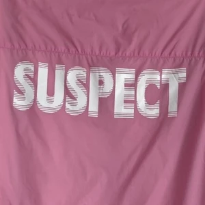 Urban Outtfiters jacka  - Rosa Urban Oufitters jacka med vit text på ryggen. Var ursprungligen köpte från dras dam avdelning för flera år sedan men är väldigt könsneutral. Jackan är en storlek S men väldigt rymlig och skulle även passa fint på en storlek M.