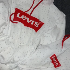Levi’s - Levi’s jag e 168 dom passar perfekt i benen om du lång 170+ det blir små 