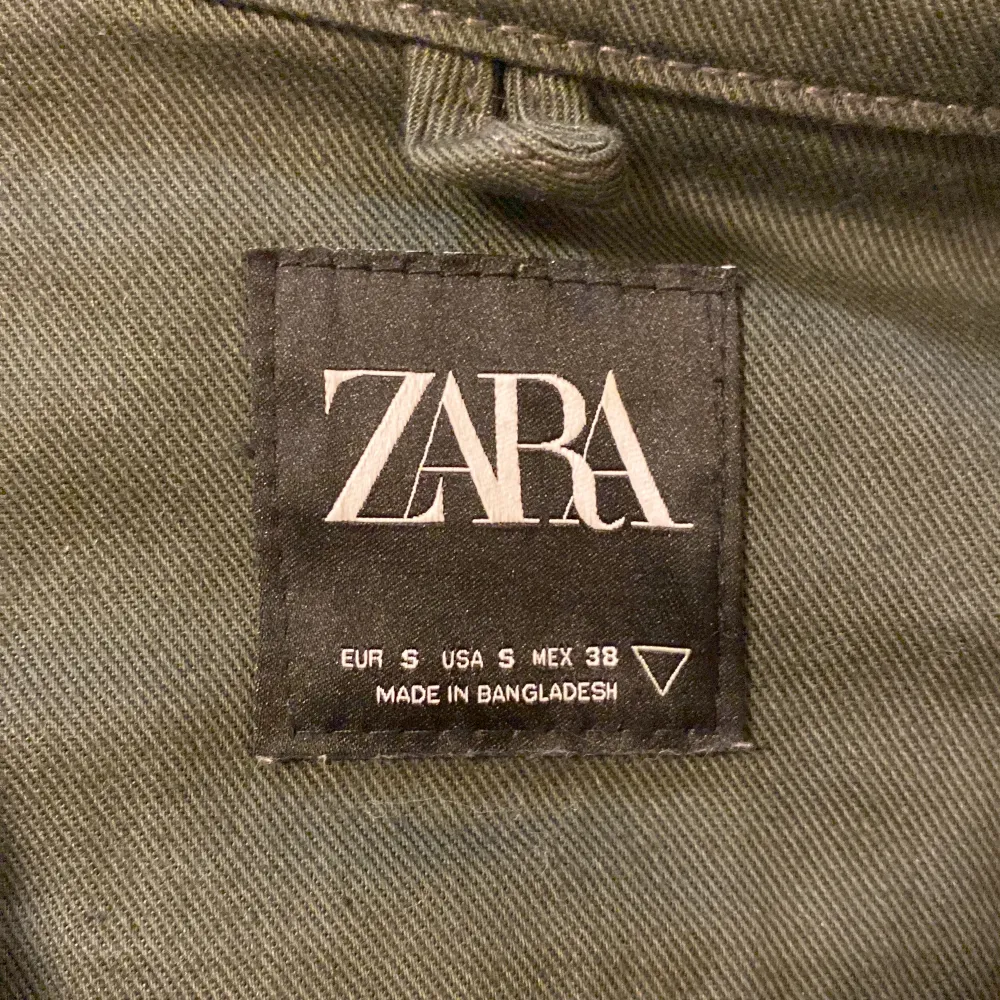 Säljer min olivgröna overshirt från zara. Köpte i höstas, har använts lite men i bra skick. Nypris 500 säljer för 300. Storlek S. Jackor.