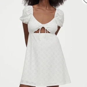 Vit klänning från H&M - Jätte fin klänning som nu säljs pga att den är för liten för mig och kan därför heller inte visa foton med den på, andvänd några gånger samt tvättad en gång men syns inte och är i väldigt fint skick💗 KÖPAREN STÅR FÖR FRAKTEN❣️