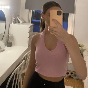 Rosa linne - Säljer nu detta ljusrosa ribbade linne med hyfsat öppen rygg. Det är i mycket bra skick och kvalite - använt fåtal gånger. Linnet är i strlk S🤍 Köparen står för frakten!