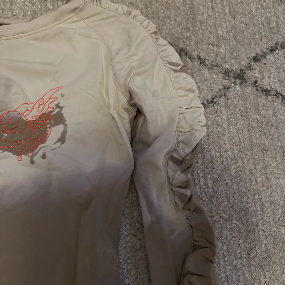 super cool tröja med rynkade ärmar från only⭐️(första bilden är lånad). Toppar.
