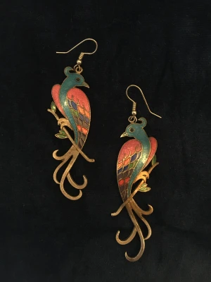 Påfågel örhängen  - Fina örhängen föreställande färgglada fåglar 