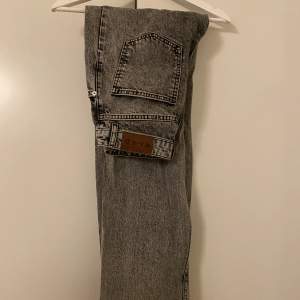 Jättefina grå jeans från NA-KD, storlek 36 men ganska små i storleken så passar 34-36. Säljes självklart nytvättade!