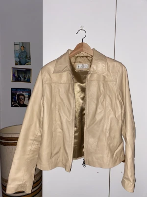 Skinnjacka  - En krämvit skinnjacka 