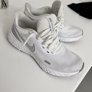 Nike springskor - Mer eller mindre oanvända pga liten storlek. Obs sula saknas. Passar 38,5 eller liten 39. 199kr. NU 159kr