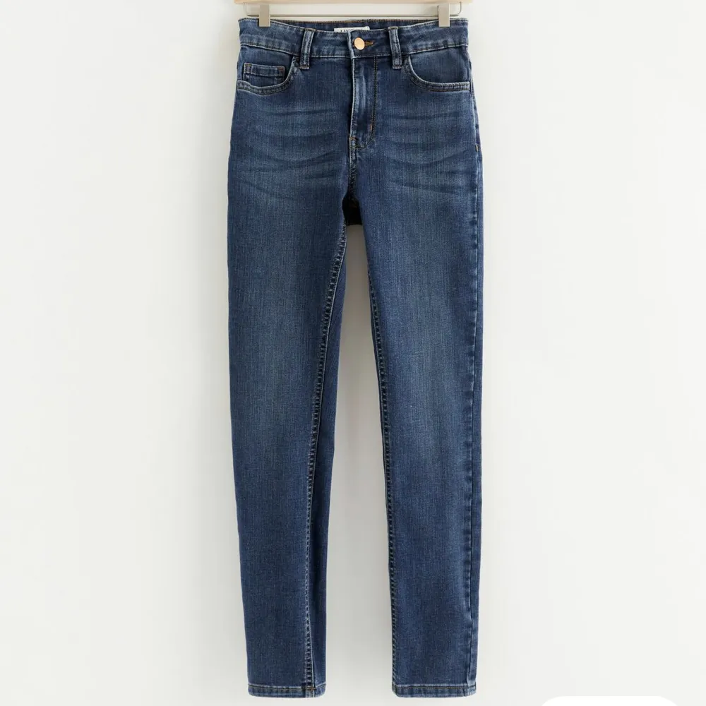 Säljer dessa sprillansnya SELMA JEANS från Lindex pga att jag ångrar köpet och kvittot är slängt.. de kostar 299 i butik och jag säljer de för 230+frakt. Strl 158. Hög midja och modell SLIM. Färg: original jeansblå. De är endast prövade aldrig använda!. Jeans & Byxor.