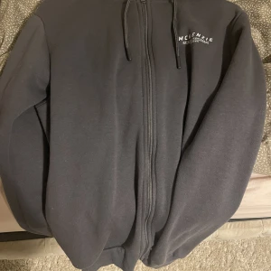 McKenzie Hoodie - Oanvänd  Original pris 300  Ny Storlek M 