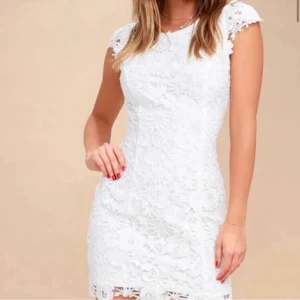 Vit klänning - Säljer min otroligt fina studentklänning i blommigt spetsmönster och öppen rygg, använd en gång på min studentdag😍köptes från hemsidan Lulus och säljer den för 500kr💕storlek M men passar mig som har S/36, hör av dig för mer egna bilder och vid intresse! 