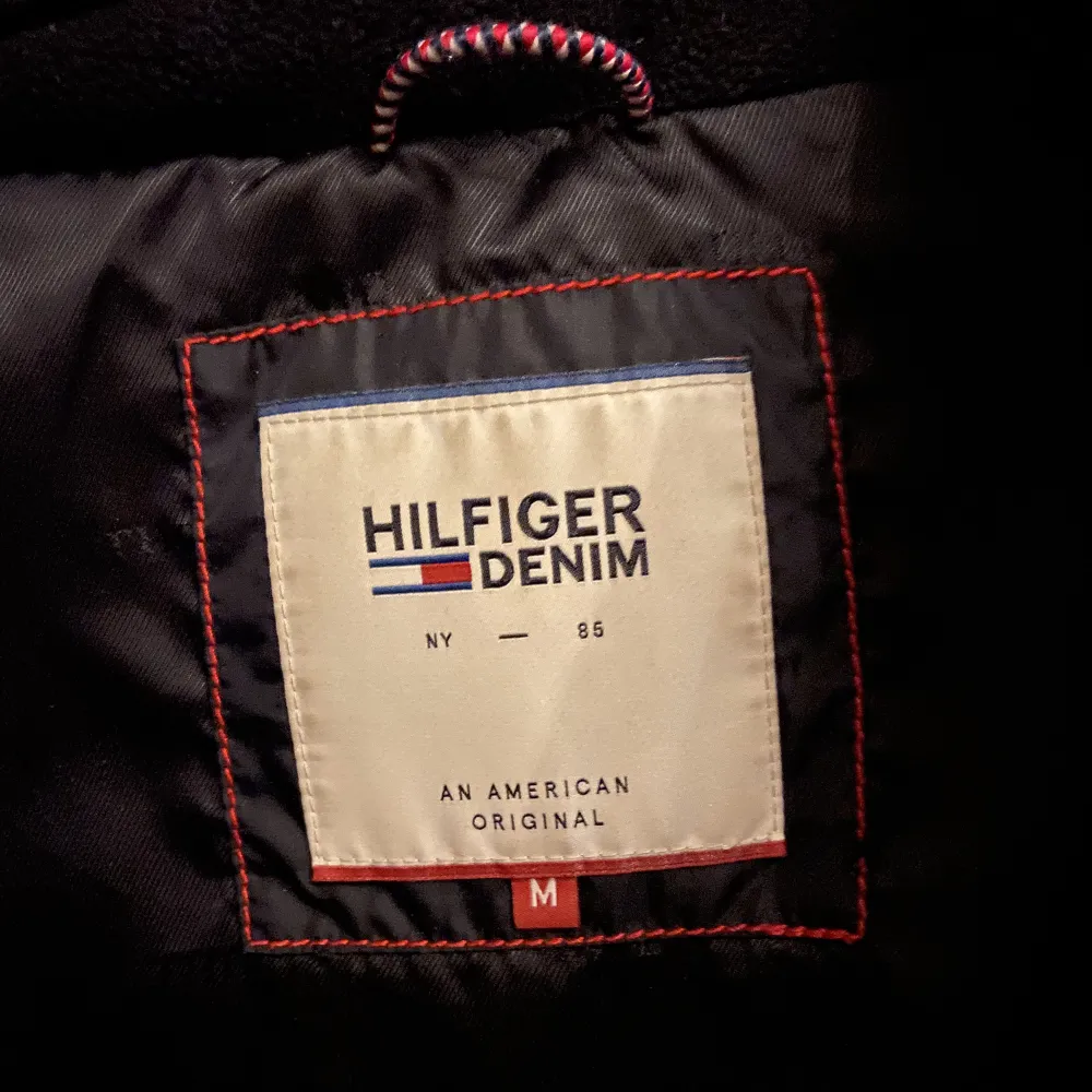 Säljer denna super fina jacka från Tommy Hilfiger, den är andvänd fåtal gånger men inget som syns. Den är i storlek M men är mindre i storleken.. Jackor.