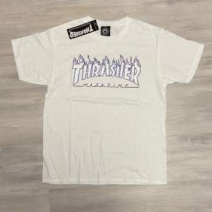 Helt ny t-shirt från trasher med lila och vit text, helt ny och oanvänd med prislappen kvar