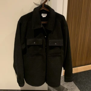 Weekday Chris Overshirt M - Nyskick! Varm och skön. Klassiskt herr-weekday i storlekarna dvs M men passar smal L.  Fraktas helst annars möts vi på Södermalm!