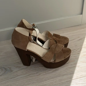 Klackar från K. Cobler i strl. 39 - Klackskor från K.cobler inköpta på Scorett för 899 i strl. 39. Prislappar kvar, oanvända.