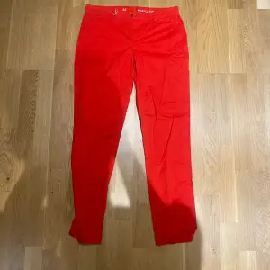 Gap, Pants som har en fantastiskt röd färg och som är oanvända. Färgen är röd och storleken är M. Nypris: 500kr.