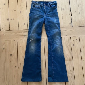 Low Waits Bootcut Jeans  - Lågmidjade bootcut jeans. Gamla men inga defekter. Passar 34-36. 