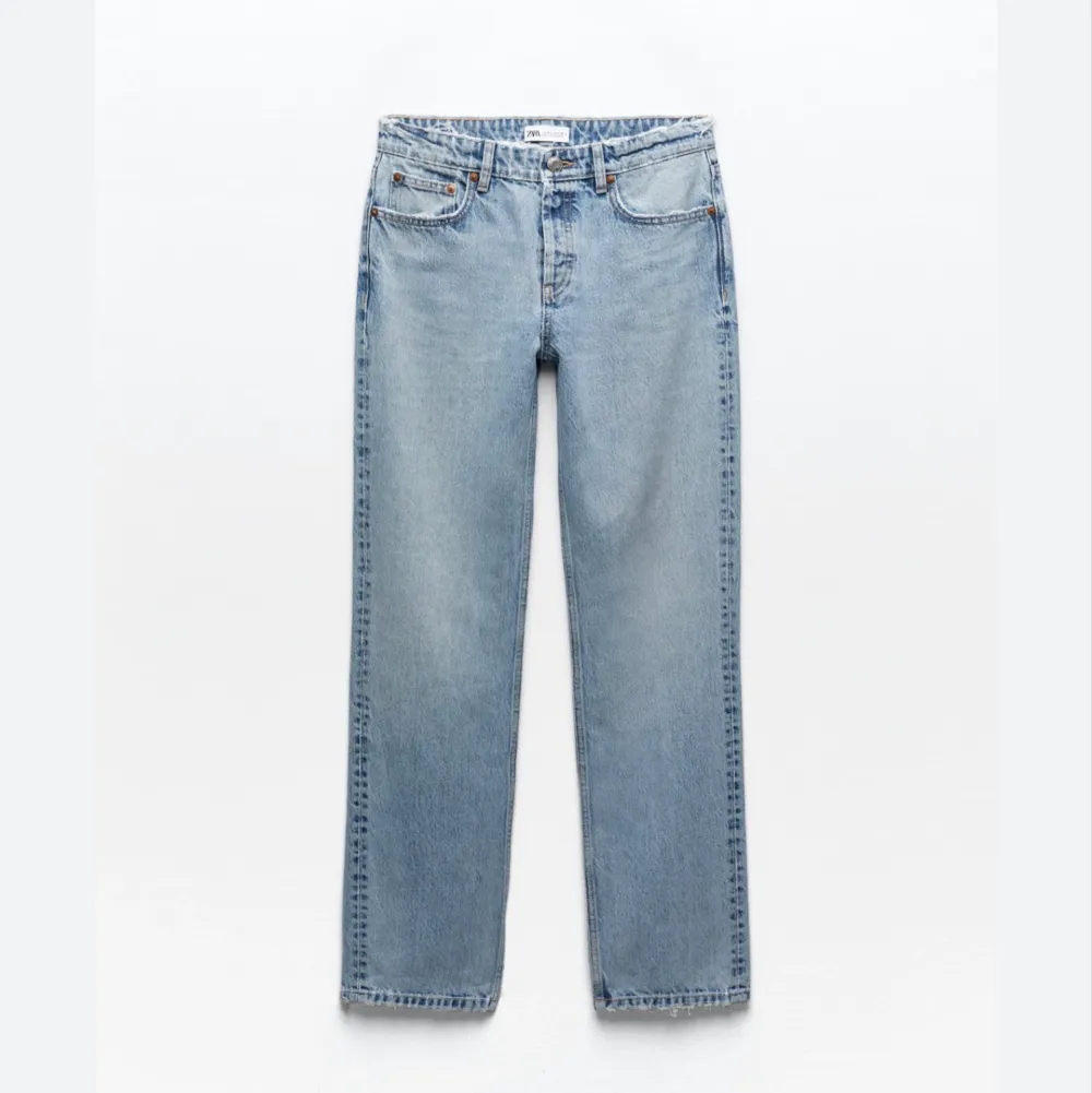 Ljusblå jeans från zara, använda ett fåtal gånger så de är i bra skick. Storlek 34. Jeans & Byxor.