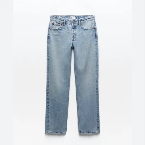 Zara midwaist straight leg jeans  - Ljusblå jeans från zara, använda ett fåtal gånger så de är i bra skick. Storlek 34