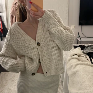 Kofta - Stickad kofta från hm, använd 1 gång 💖