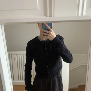 Marin blå cardigan  - Mango cardigan som är i storlek är L men den är inte i passform som L den är i passform som S/M