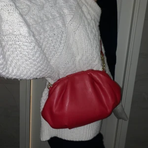Röd axelväska - Använd endast 1 gång. Köpt för 300kr. Väldigt rymlig! 