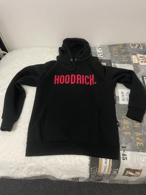 Hoodrich hoddie  - En jätte fin hoodrich hoodie som är i jätte bra skick och inte  så använd den passar både M och S  frågor eller intresse skriv till mig på dm 