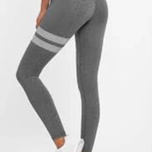 Träningstights - Grå träningstights från Stronger. Köpte för länge sen, har inte använt sådär jättemycket. De har inga skador. Säljer för 120.