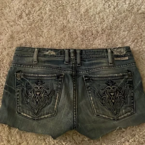 Jeans shorts - As snygga jeansshorts köpta secondhand💯 säljer för sitter inte bra på mig! (Pris går o förhandla)