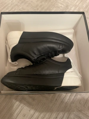 Valentino skor - Ett par red valentino skor som är använda endast en gång. Är i storlek 38 och är i topp skick. Nypris är 4400kr