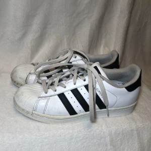 Adidas superstars  - Lite använda men fortfarande Väldigt fina sneakers och i bra skick! Köpta på Scorett för 1000kr. Sulorna är lite smutsiga men såklart tvättade, kan lätt ersättas av nya! Kontakta för mer info/bilder.