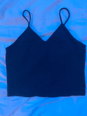 Linne - Säljer mitt svarta basic linne ifrån Monki, använder aldrig och nästan aldrig använd, köpte förra sommaren men passade inte som jag ville så den kom aldrig till användning, köparen står för frakten.