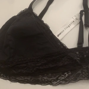 Lace bh - Svart Lace bh från Gina trickot. Har aldrig använt då jag har glömt bort om den och är för liten för mig