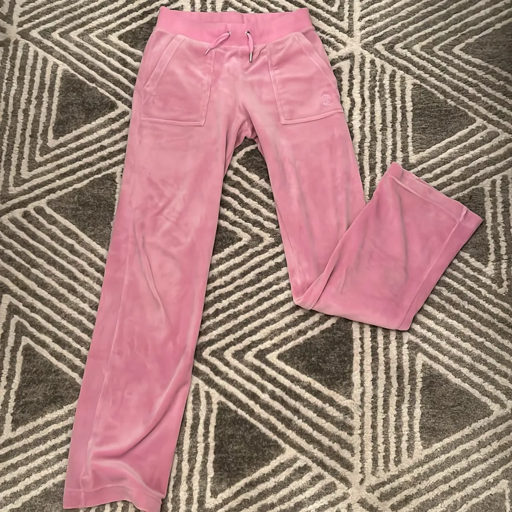 Vill sälja mina rosa juicy couture i xs. Vill inte ha de för att jag gillar inte hur de sitter och jag brukar inte ha på mig så starka färger. Har inte använt de så många gånger och ena metall grejen på snöret har gått av men inget man tänker på💗bästa bud. Jeans & Byxor.
