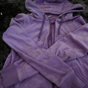 Hoodie Cubus  - Supersöt hoodie från Cubus i velour! Strl XS🥰 går inte att köpa längre ❣️inga slitningar, nopprar elr fläckar⭐️ stenarna på ryggen har delvis lossnat, å bildat ett unikt mönster. Sitter tight & passar perfekt till mjukisar eller denim. Använd gärna köp nu!✨
