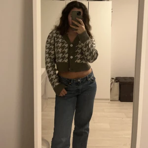Cropped grå tröja  - Snygg cropped tröja med knappar. Den är bekväm och lite oversized. Bara använt en gång. Säljer den för 100kr + frakt.